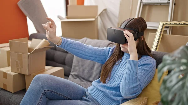 Jovem Caucasiana Vestindo Óculos Realidade Virtual Sentada Sofá Uma Nova — Fotografia de Stock