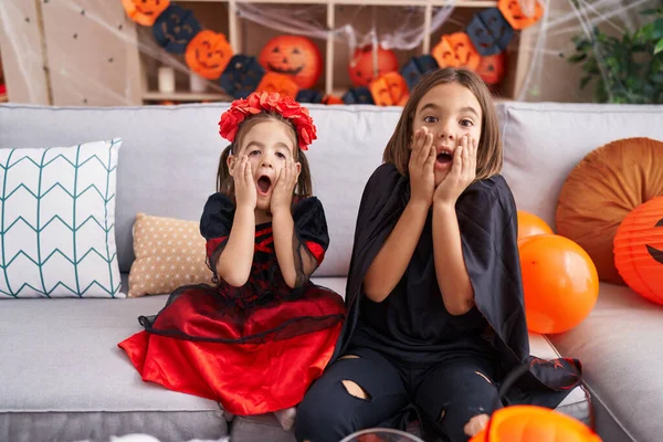 Adorable Niño Niña Con Traje Halloween Con Expresión Sorpresa Casa —  Fotos de Stock