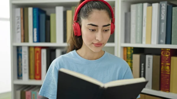 Giovane Bella Studentessa Ispanica Lettura Libro Ascoltare Musica Presso Università — Foto Stock