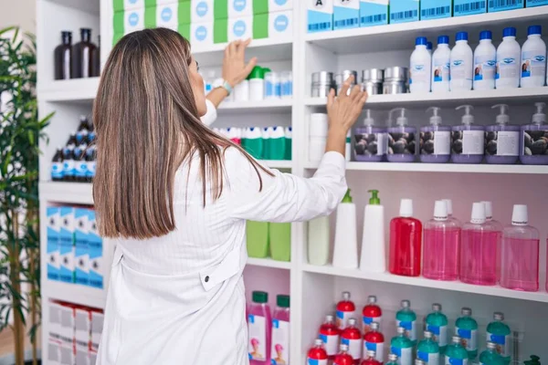 Young Beautiful Hispanic Woman Pharmacist Holding Product Shelving Pharmacy — ストック写真