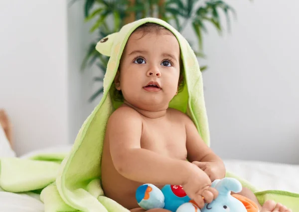 Entzückendes Hispanisches Baby Mit Froschhandtuch Das Schlafzimmer Mit Elefantenspielzeug Spielt — Stockfoto