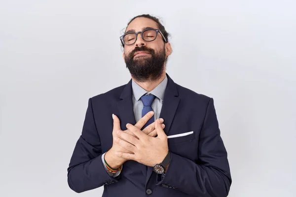 Spanischer Mann Mit Bart Anzug Und Krawatte Lächelnd Mit Geschlossenen — Stockfoto