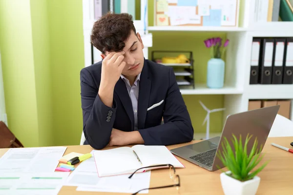 Non Binary Man Business Worker Stressed Using Laptop Office — Foto de Stock