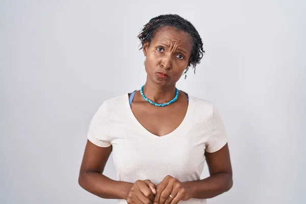 Afrikaanse Vrouw Met Dreadlocks Staan Witte Achtergrond Depressief Zorgen Voor — Stockfoto