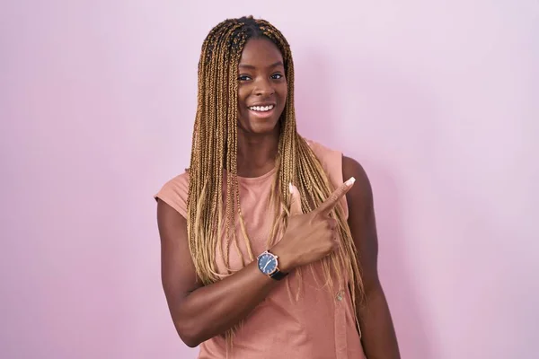 Африканская Американка Плетеными Волосами Стоящая Розовом Фоне Веселая Улыбкой Лице — стоковое фото