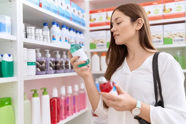 若い美しい女性の顧客保持薬瓶に薬局 — ストック写真