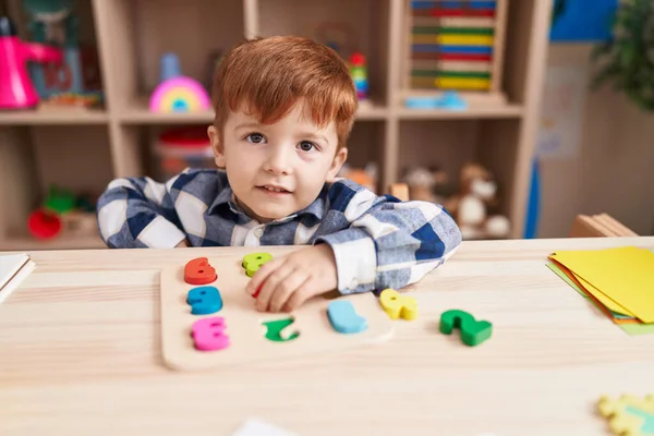 Liebenswertes Kleinkind Spielt Mit Mathe Puzzle Spiel Auf Dem Tisch — Stockfoto