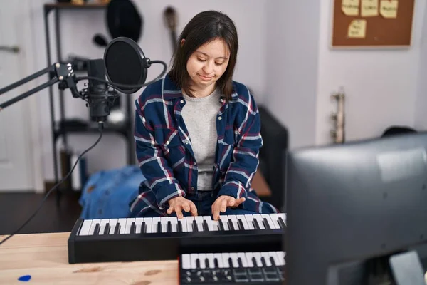Jonge Vrouw Met Syndroom Muzikant Spelen Piano Toetsenbord Muziekstudio — Stockfoto