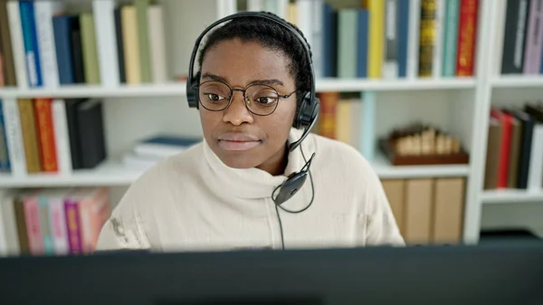 Afro Americana Estudante Usando Computador Fones Ouvido Universidade Biblioteca — Fotografia de Stock