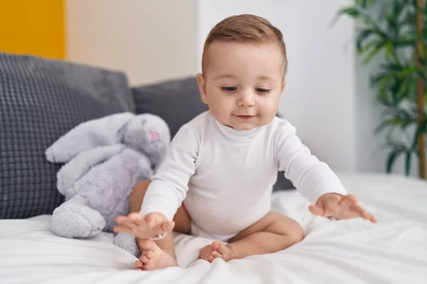 Αξιολάτρευτο Καυκάσιο Μωρό Χαμογελά Αυτοπεποίθηση Κάθεται Στο Κρεβάτι Στο Υπνοδωμάτιο — Φωτογραφία Αρχείου