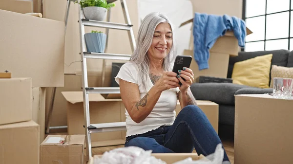 Mulher Cabelos Grisalhos Meia Idade Usando Smartphone Sentado Chão Nova — Fotografia de Stock