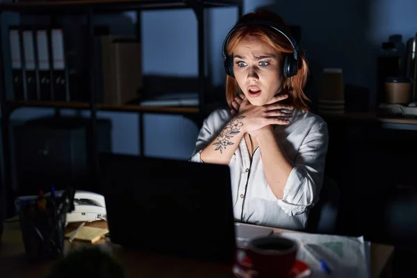 Junge Kaukasierin Die Nachts Büro Arbeitet Schreit Und Erstickt Weil — Stockfoto