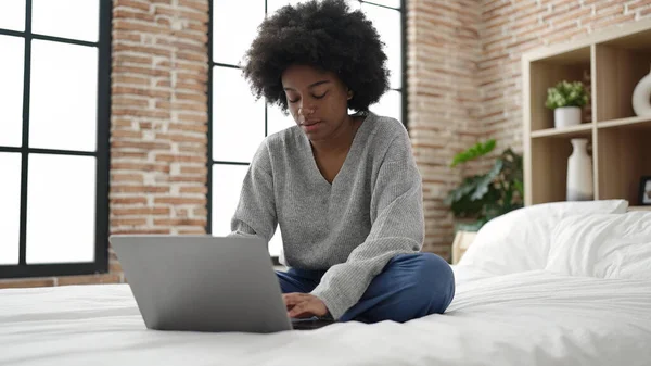 Afrikaans Amerikaanse Vrouw Met Behulp Van Laptop Zitten Bed Slaapkamer — Stockfoto