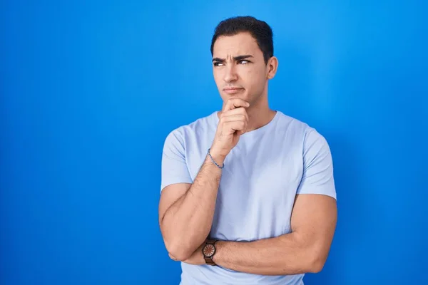 Young Hispanic Man Standing Blue Background Thinking Worried Question Concerned — Stock Photo, Image