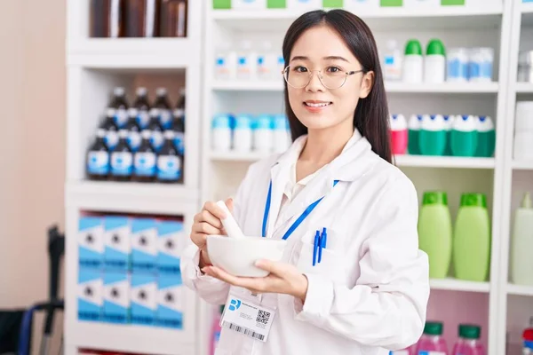 Young Chinese Woman Pharmacist Smiling Confident Make Mixture Pharmacy — ストック写真