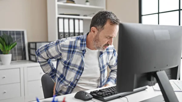 Hombre Mediana Edad Trabajador Negocios Que Sufre Dolor Espalda Trabajando —  Fotos de Stock