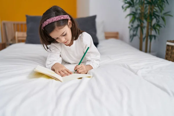 Entzückendes Hispanisches Mädchen Schreibt Auf Notizbuch Das Schlafzimmer Auf Dem — Stockfoto