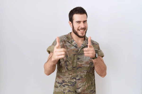 Young Hispanic Man Wearing Camouflage Army Uniform Pointing Fingers Camera — Foto de Stock