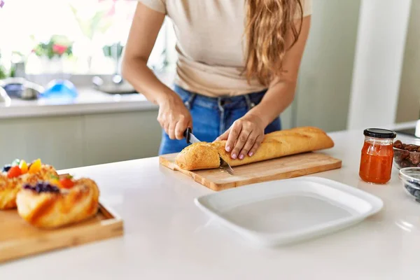 年轻美丽的惊慌失措的女人在厨房准备早餐切面包 — 图库照片