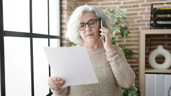 Middle Age Woman Grey Hair Business Worker Talking Smartphone Reading — Stock Photo, Image