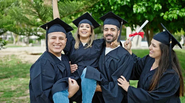 Groep Studenten Afgestudeerd Met Een Diploma Dat Elkaar Omhelst Universiteitscampus — Stockfoto