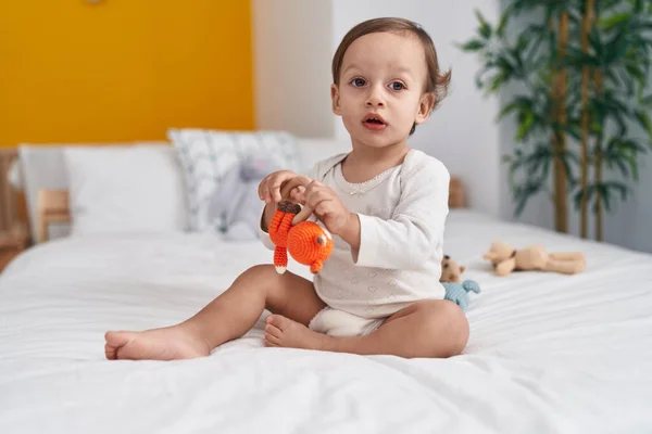Tatlı Spanyol Çocuk Yatak Odasında Elinde Oyuncak Bebekle Yatakta Oturuyor — Stok fotoğraf