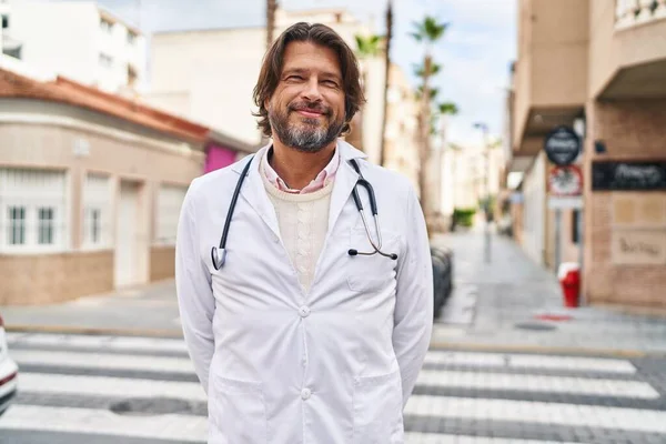 Mediana Edad Hombre Médico Sonriendo Confiado Pie Calle —  Fotos de Stock