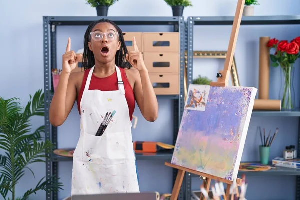 Junge Afroamerikanerin Mit Zöpfen Kunststudio Malerei Auf Leinwand Erstaunt Und — Stockfoto