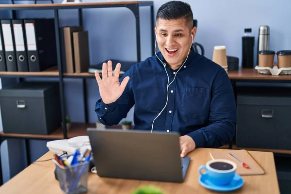 Spanyol Fiatalember Dolgozik Irodában Laptop Pozitív Boldog Álló Mosolygó Magabiztos — Stock Fotó