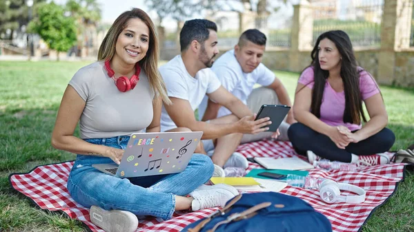 Ομάδα Μαθητών Που Χρησιμοποιούν Touchpad Και Laptop Που Σπουδάζουν Στο — Φωτογραφία Αρχείου