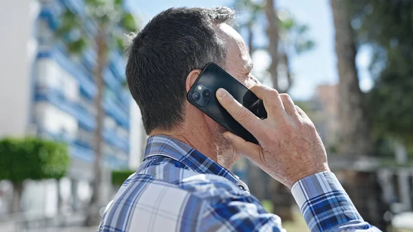 Muž Středního Věku Mluví Smartphonu Vážnými Výrazy Ulici — Stock fotografie
