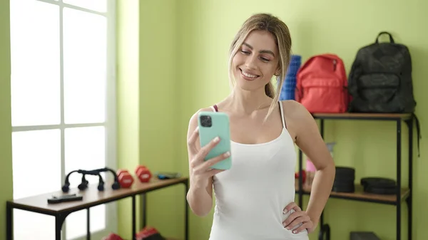 Young Blonde Woman Smiling Confident Using Smartphone Sport Center — ストック写真
