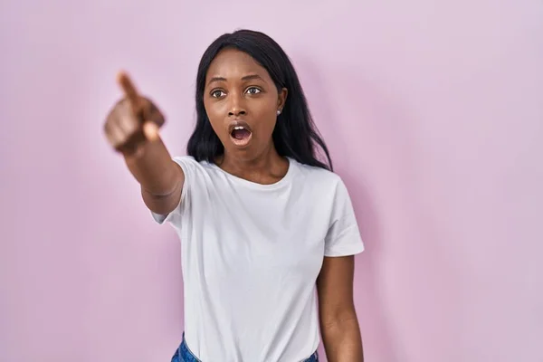 Jeune Femme Africaine Portant Shirt Blanc Décontracté Pointant Avec Doigt — Photo