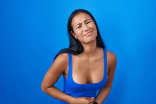 Mujer Hispana Pie Sobre Fondo Azul Con Mano Estómago Porque — Foto de Stock
