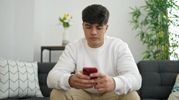 Young Hispanic Man Using Smartphone Sitting Sofa Home — Stock Photo, Image