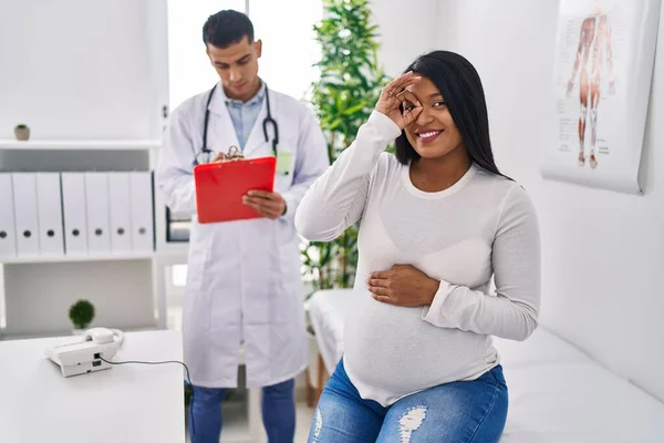 Young Hispanic Mother Expecting Baby Doctor Smiling Happy Doing Sign — ストック写真