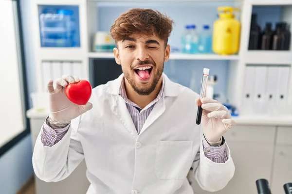 Pria Arab Dengan Jenggot Bekerja Laboratorium Ilmuwan Memegang Sampel Darah — Stok Foto