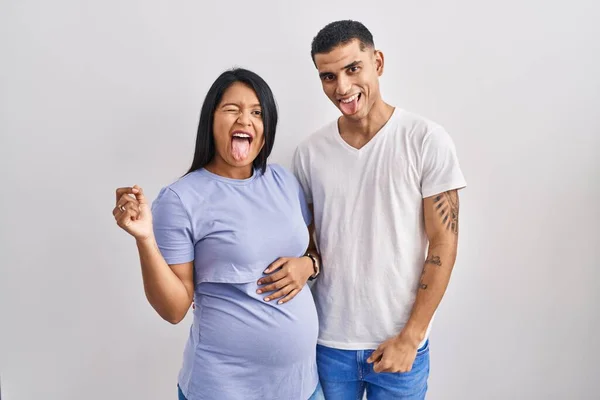Jong Latijns Amerikaans Echtpaar Verwacht Een Baby Die Achtergrond Steekt — Stockfoto