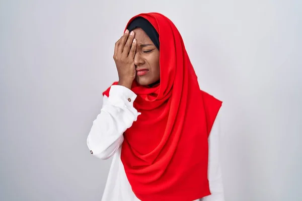 Jeune Femme Arabe Portant Écharpe Traditionnelle Islamique Hijab Bâillant Fatigué — Photo