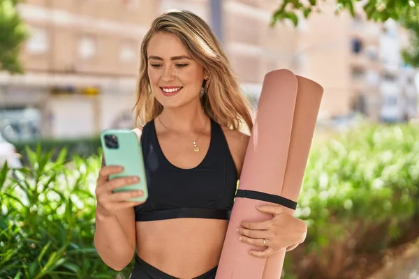 Young Woman Using Smartphone Holding Yoga Mat Park — Stockfoto