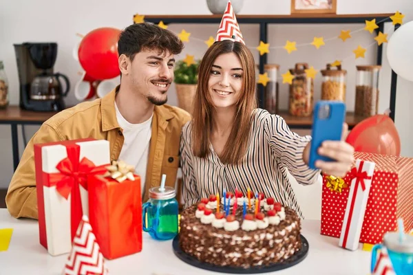 Ehepaar Feiert Geburtstag Und Macht Selfie Mit Smartphone Hause — Stockfoto