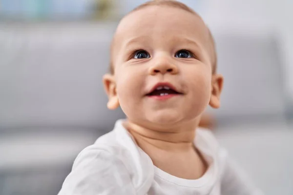 Bedårande Småbarn Ler Tryggt Stående Hemma — Stockfoto