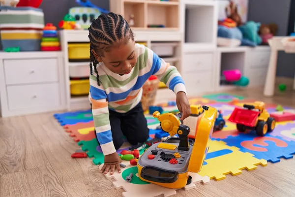 유치원 바닥에 장난감을 가지고 아프리카 미국인 — 스톡 사진