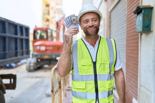 Homem Meia Idade Arquiteto Sorrindo Confiante Segurando Dólares Rua — Fotografia de Stock