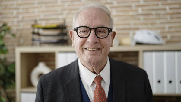 Senior Usměvavý Sebevědomý Nosí Brýle Kanceláři — Stock fotografie