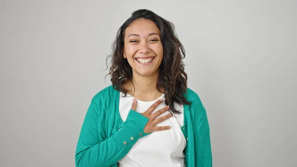 Jong Mooi Latino Vrouw Glimlachen Zelfverzekerd Aanraken Borst Geïsoleerde Witte — Stockfoto