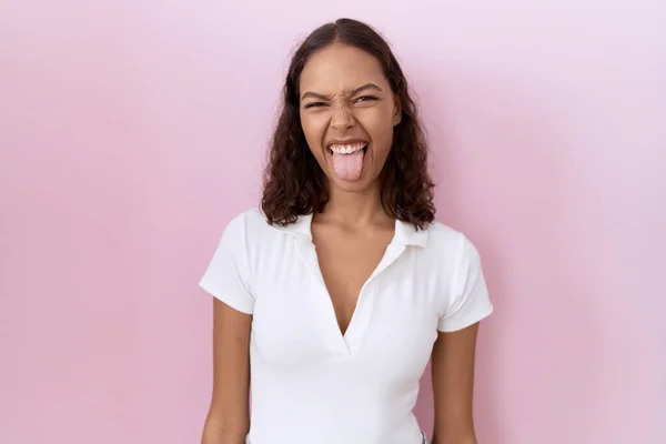 Mulher Hispânica Jovem Vestindo Casual Shirt Branca Colando Língua Para — Fotografia de Stock