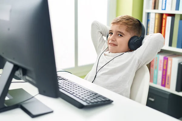 Adorável Hispânico Menino Estudante Usando Computador Fones Ouvido Relaxante Com — Fotografia de Stock