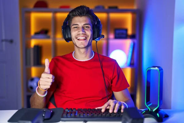 Fiatal Spanyol Férfi Videojátékozik Boldog Hüvelykujjal Mutogat Jóváhagyása Kifejezés Nézi — Stock Fotó