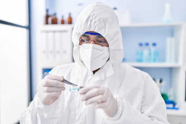 Jonge Spaanse Wetenschapper Met Medisch Masker Met Pincet Laboratorium — Stockfoto